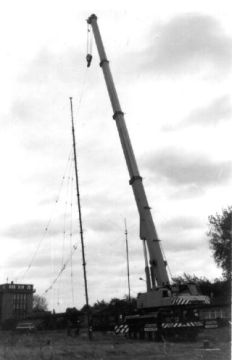 Der 26m - Mast wird aufgestellt.